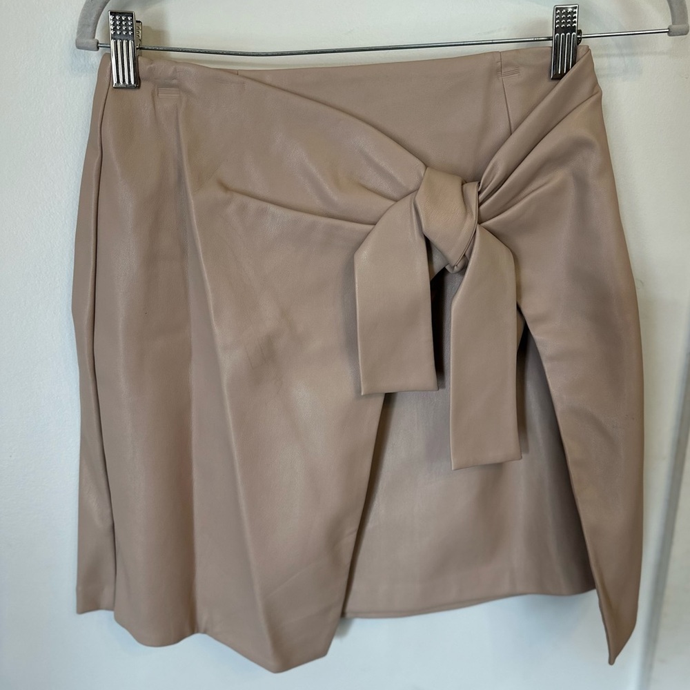 BRAND NEW- BAR III Size 2 Nude Faux Leather Skirt